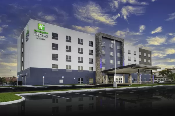 Holiday Inn Express & Suites Fort Myers Airport